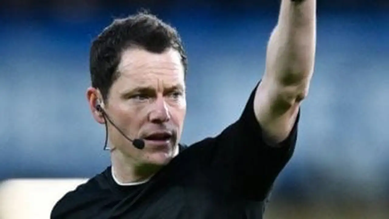 دارين إنجلاند حكماً لقمة مان يونايتد ضد ليفربول في غياب محمد صلاح